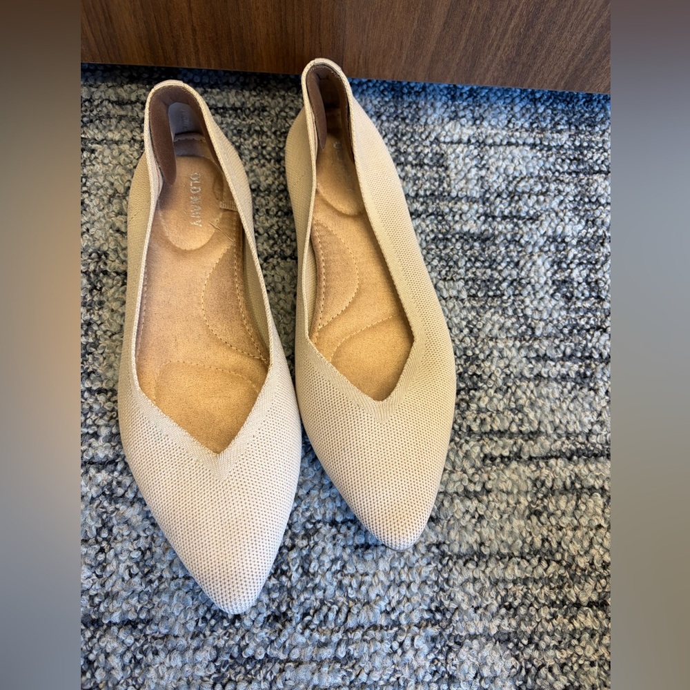 Old navy Women’s Pointed Toe Knit Flats in Beige size 8 fits 7.5